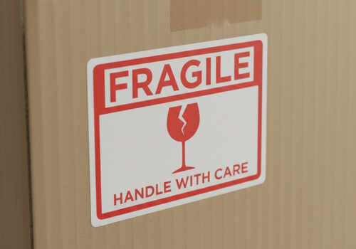 Karton mit Symbol beim Paket verpacken